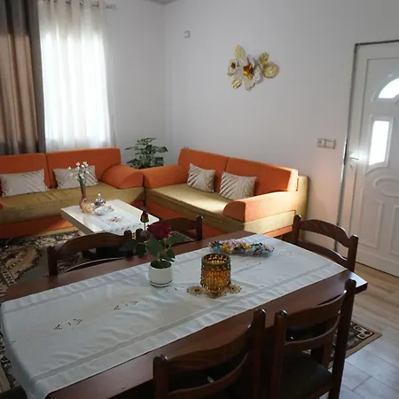 Leko House Perondi Kuçovë